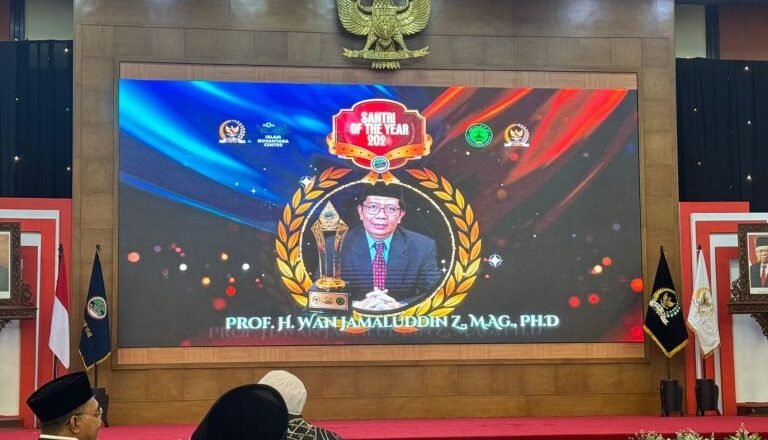 Rektor UIN Raden Intan Lampung Prof Wan Jamaluddin Raih Penghargaan Santri Inspiratif