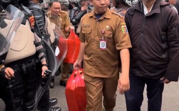 Pemprov Lampung Bagikan Makanan ke Massa Aksi, Jadi Momen Hangat di Tengah Demo