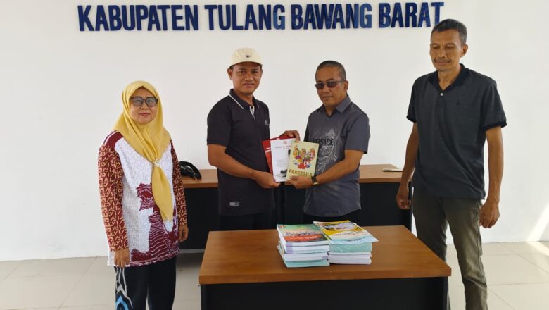 Anggota DPRD PKB Serahkan Bantuan Buku ke Dinas Perpustakaan dan Kearsipan Tubaba